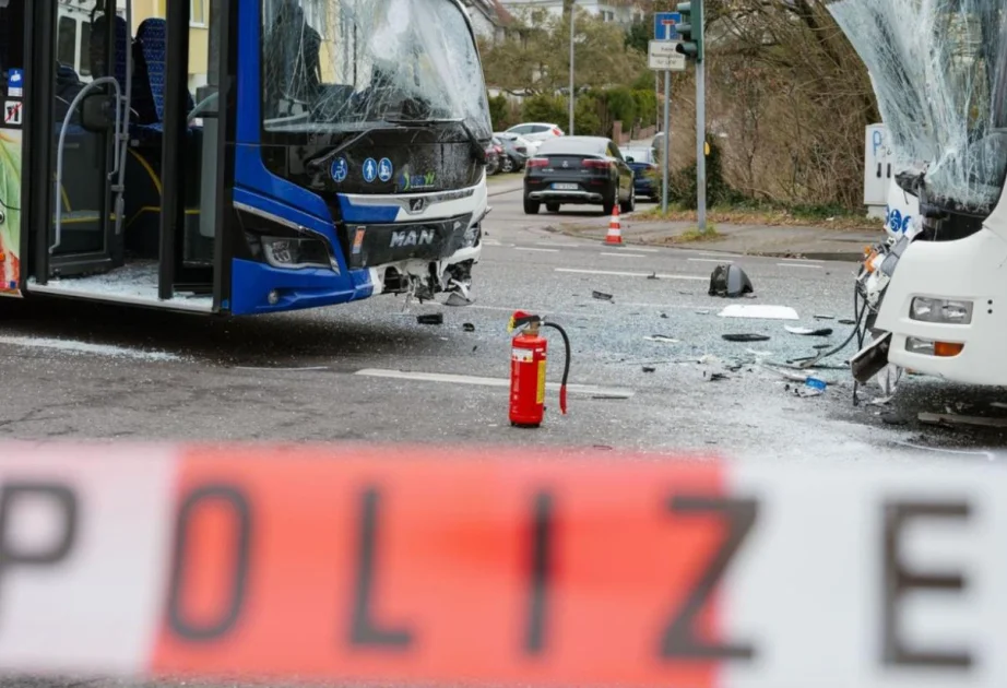 Almaniyada iki sərnişin avtobusu toqquşub, 30 nəfər xəsarət alıb