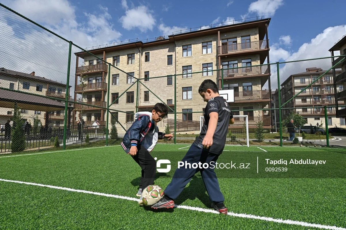 Gücümüz niyə təkcə Mahir Emreliyə çatdı? Uşaq futbol oynayır, tribunadakı valideyni söyür