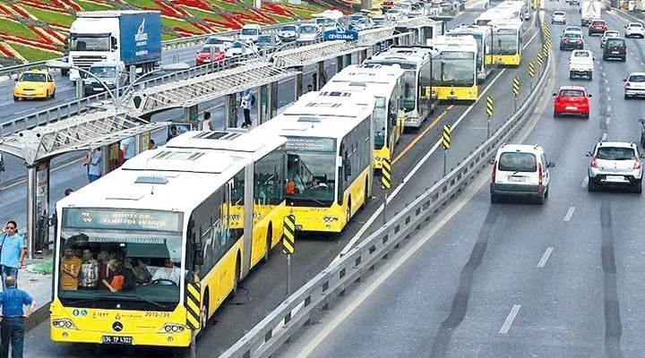 Türkiyədə yük maşını və sərnişin avtobusu toqquşdu