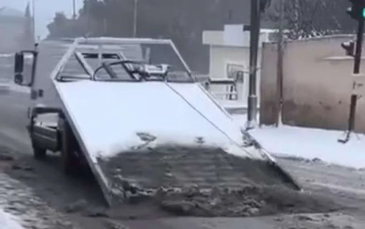 Bakıda yolu qardan bu üsulla təmizlədi Video