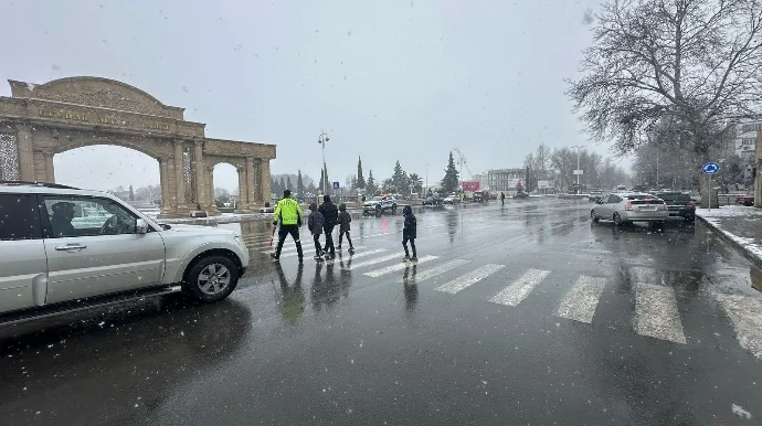 DYP qarlı havada xidmətə davam edir FOTO