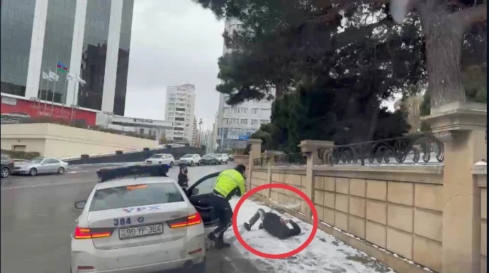 Ayağı sürüşüb yıxılan piyadanı yol polisləri xilas etdi VİDEO