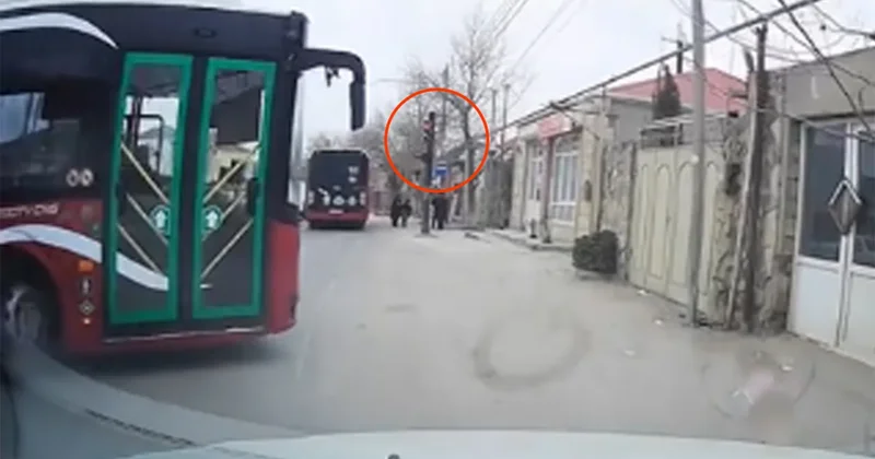 BakuBus a məxsus avtobus qırmızı işıqda keçdi VİDEO