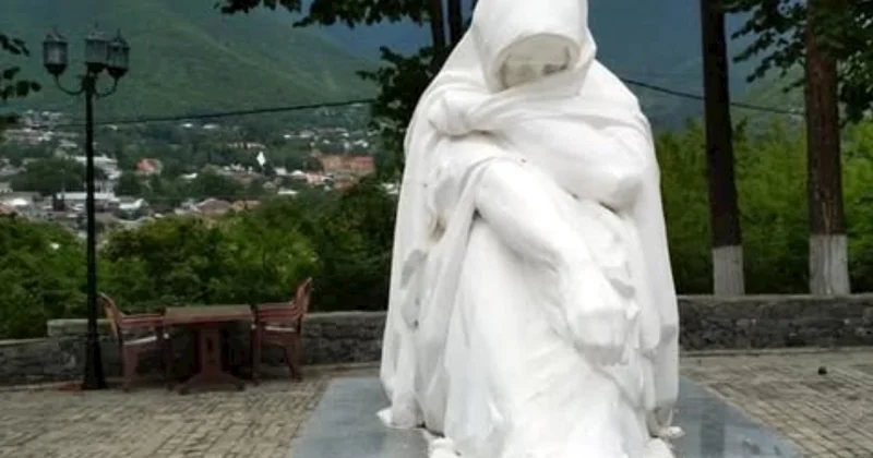 Tacirin qızla əlaqəsi olub Ana abidəsinin yanında dəhşət yaşandı