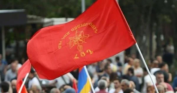 И нашим, и вашим за копейку спляшем