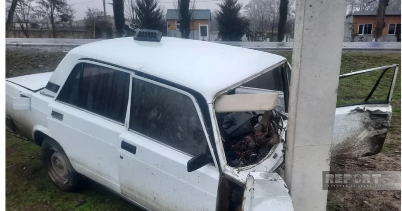 В Огузе автомобиль врезался в световую опору, есть пострадавшие