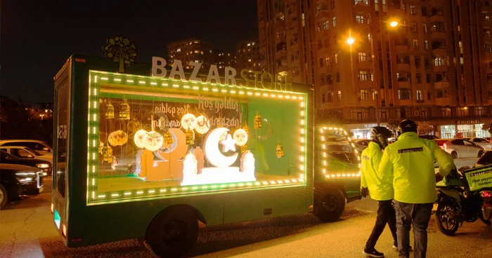 Bazarstore tıxacda qalan oruclular üçün iftar paketləri paylayıb