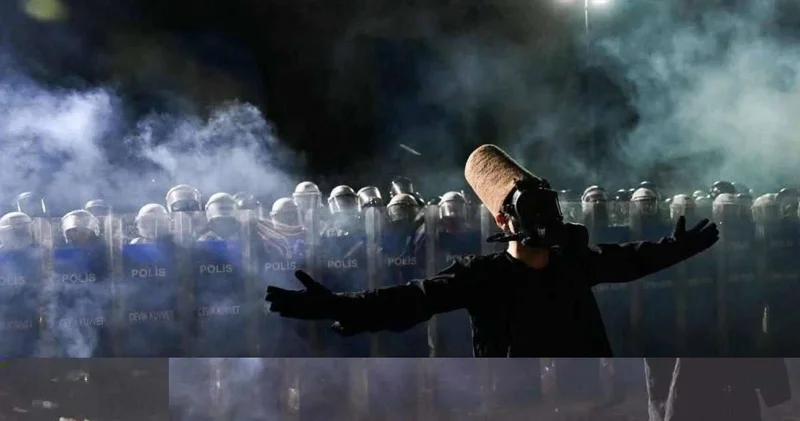 Türk polisi "dərvişlər"ə hücum etdi FOTO