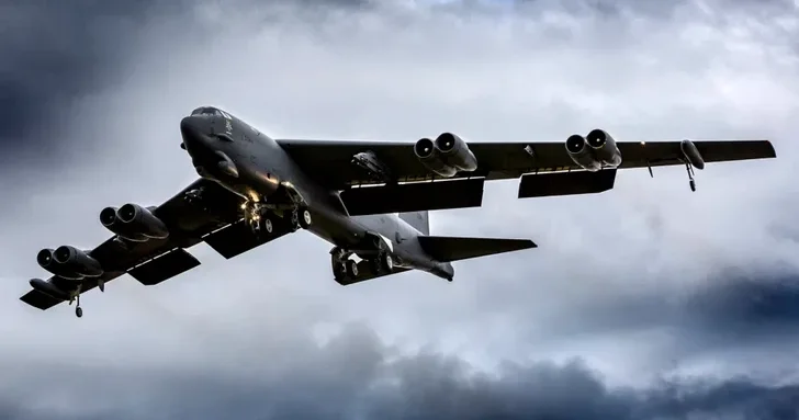 Американский бомбардировщик B 52 подал сигнал бедствия над Великобританией