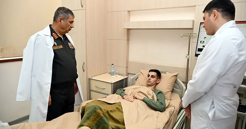 Müdafiə naziri hospitalda müalicə alan hərbçiləri ziyarət edib