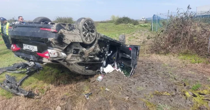 В Лянкяране автомобиль вылетел с дороги и упал на посевную площадь