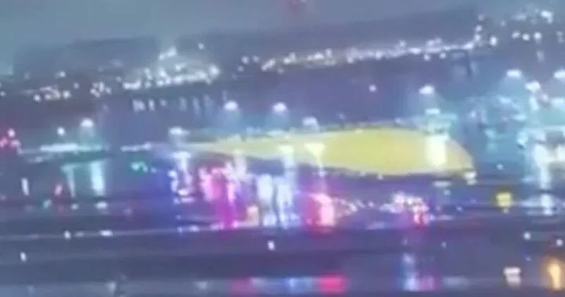 Момент жесткого столкновения самолета Air Canada с пожарной машиной в Нью Йорке ВИДЕО