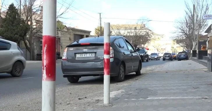 60 манатов за стоянку у подъезда: в Баку жильцы дома массово жалуются на отсутствие парковочных мест