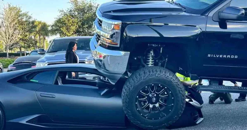 СМИ: В Майами внедорожник наехал на Lamborghini стоимостью более 300 000 долларов