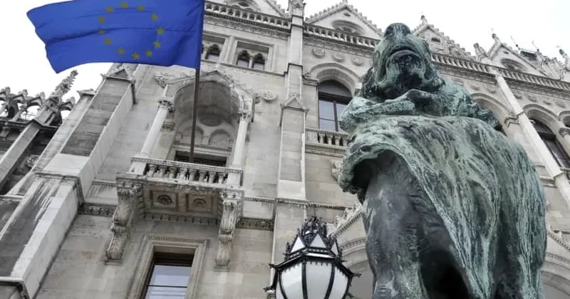 Флаг ЕС снова появится на здании парламента Венгрии после более чем 10 лет отсутствия