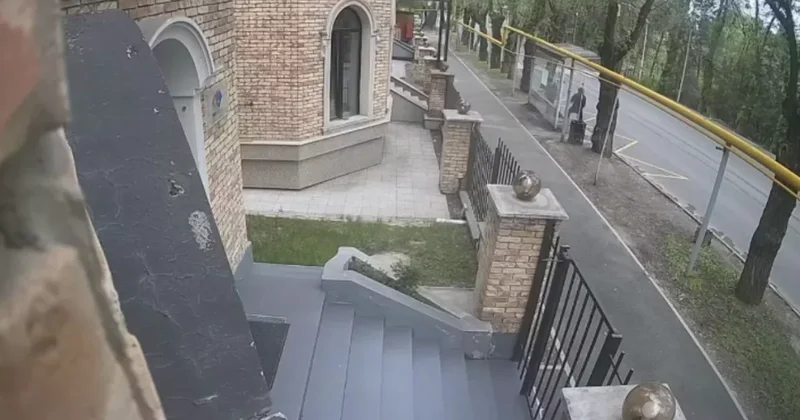 В Алматы пенсионерку избили на автобусной остановке ВИДЕО