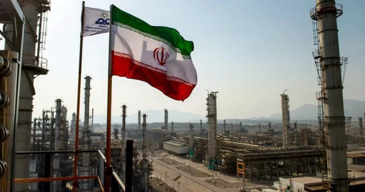 Иран пригрозил ответить с большей силой на удары по своим нефтяным скважинам