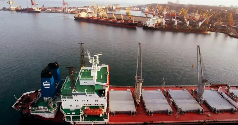 Россия атаковала судно в Черном море, которое шло в Украину