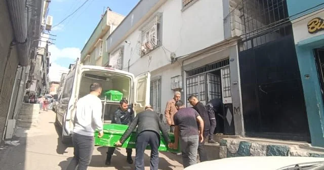 14 yaşlı qız atasını boğazından bıçaqlayaraq öldürdü Dəhşətli cinayət FOTO