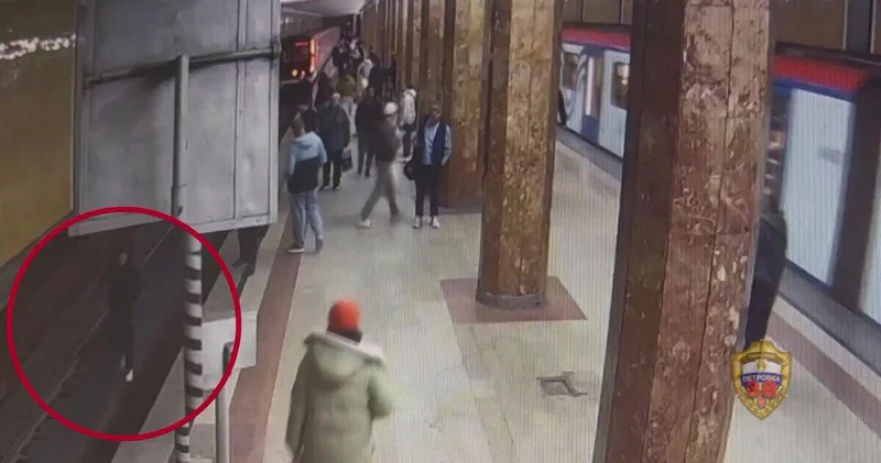 В Москве пассажир метро упал на пути перед прибывающим поездом ВИДЕО