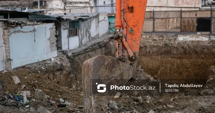 Скандальный снос здания в центре Баку продолжается: рабочие оскорбляют жителей Реакция ИВ