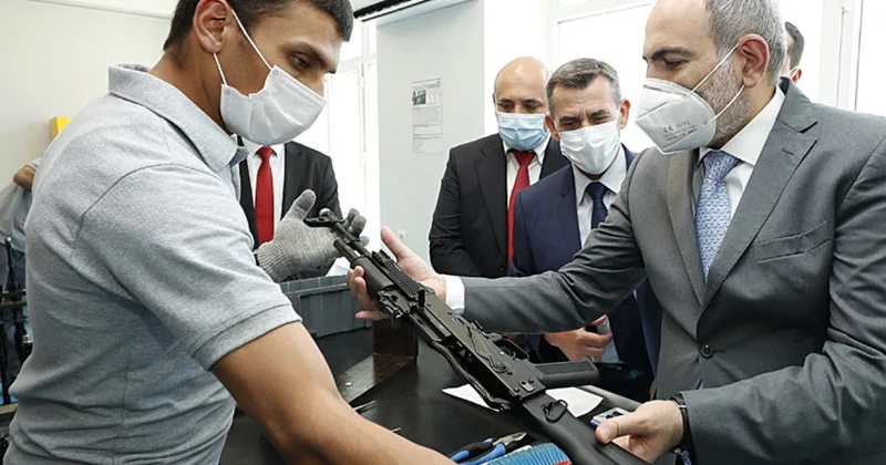 İrəvan Hindistanın hərbi şirkətləri ilə əməkdaşlığı müzakirə edib