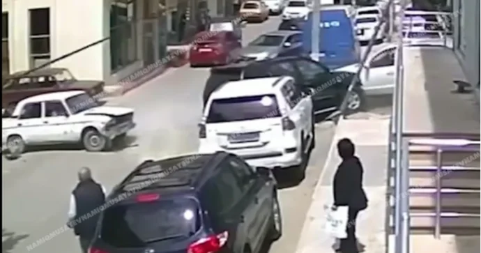Bakıda qəza baş verdi: Eyni anda 4 avtomobili əzdi VİDEO