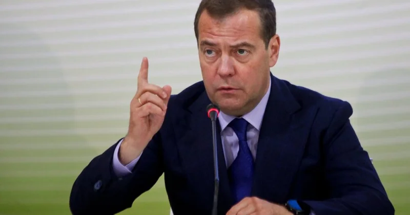 Медведев обвинил Запад в разведении паразитов и пригрозил огнем