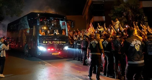 Qalatasaray ın avtobusu hücuma məruz qaldı FOTO