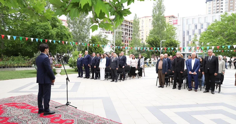 Xətai icra hakimiyyəti qarşısında aksiya Gənclər mükafatlandırıldı / FOTO
