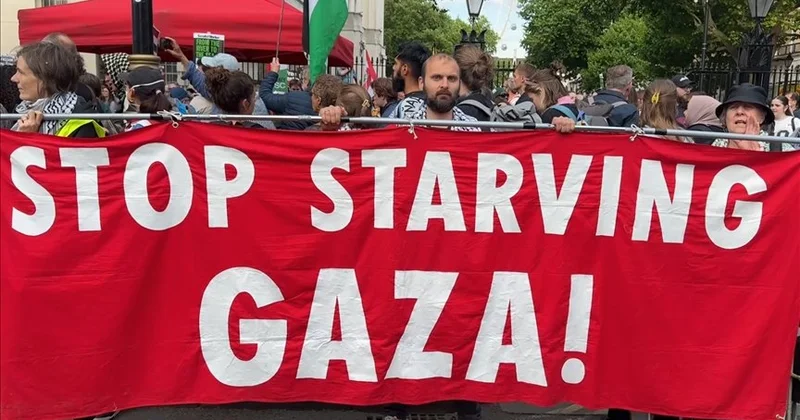 Londonda minlərlə insan küçələrə çıxdı: Starmer, gizlənə bilməyəcəksən!