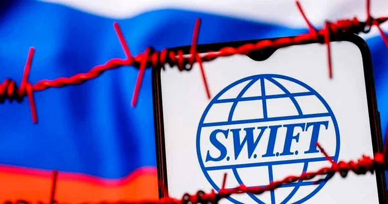 ЕС изучает возможность исключения 20 банков из SWIFT в рамках новых санкций против России