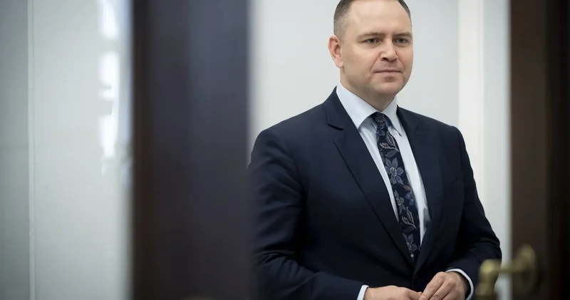 Polşada prezidentliyə namizəd canlı yayımda qadağan olunmuş maddədən istifadə etdi