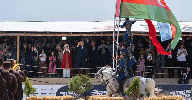 Ərdoğan Azərbaycan nümayəndələrini ayaq üstə alqışladı