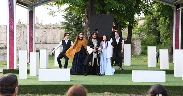 “Xarıbülbül” festivalı çərçivəsində Şuşada teatr tamaşası Fotolar