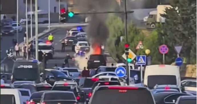 Bakıda “JEEP” yolun ortasında alovlandı VİDEO
