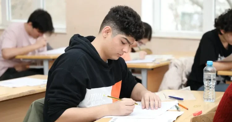 İmtahanda 7 nəfərdə telefon, 2 “ağıllı” saat aşkarlandı YENİLƏNİB