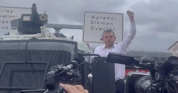 Özgür Özəl TOMA nın üzərinə dırmaşdı Video