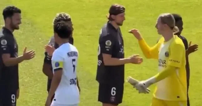 PSJ nin 2 futbolçusu arasında gərginlik yaşanır Video