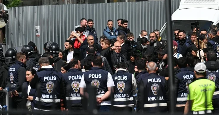 CXP nin keçmiş rəhbərliyi partiyanın Ankaradakı qərargah binasından çıxarılıb