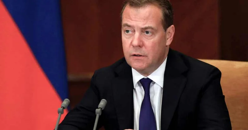 Medvedev Ukraynanı “daha güclü” vurmağa çağırdı FOTO