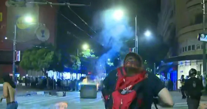 On minlərlə insan küçələrə axışdı, polis gözyaşardıcı qazdan istifadə etdi Bu ölkədə KONKRET