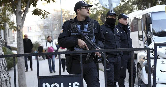 Ankarada polis CHP nin binasına girməyə çalışır Video