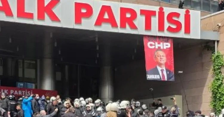 Polis CHP qərargahına daxil olub