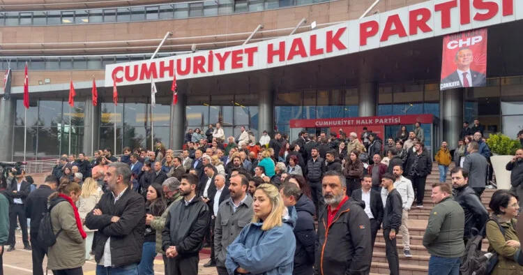 Ankara qarışdı: Polis CHP binasına daxil oldu