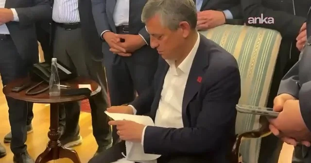 CHP qərargahında ara qarışdı Özgür Özel binadan çıxarıldı (FOTO)