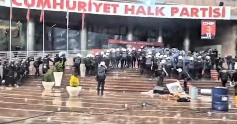 Polis CHP binasına daxil olub Özel təxliyə bildirişini cıraraq atıb