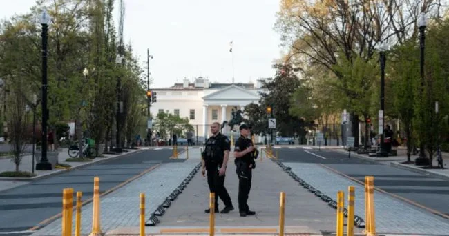 Ağ Evin yaxınlığında atışma səsləri eşidilib, bina xüsusi təyinatlı qüvvələr tərəfindən mühasirəyə alınıb