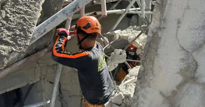 Xeyli sayda fəhlə uçan binanın dağıntıları altında qaldı Bu ölkədə