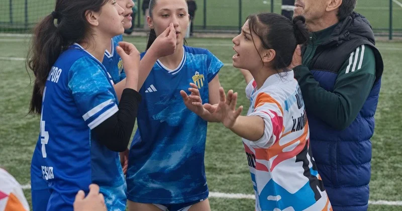 Türkiyənin qadın futbolunda qalmaqal: Beş qırmızı vərəqə FOTO
